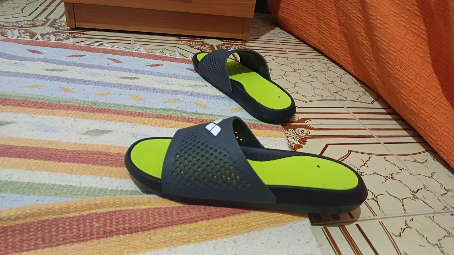 Arena Bruno ciabatte piscina unisex nere drenanti