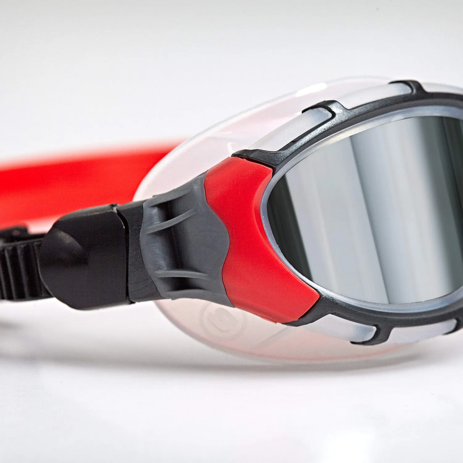 Zoggs Predator Flex occhialini nuoto nero rosso specchiati