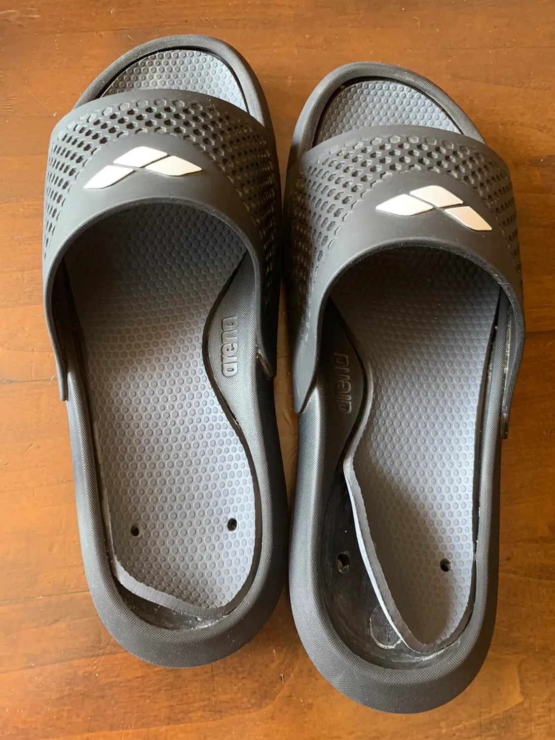 Arena Bruno ciabatte piscina unisex nere drenanti